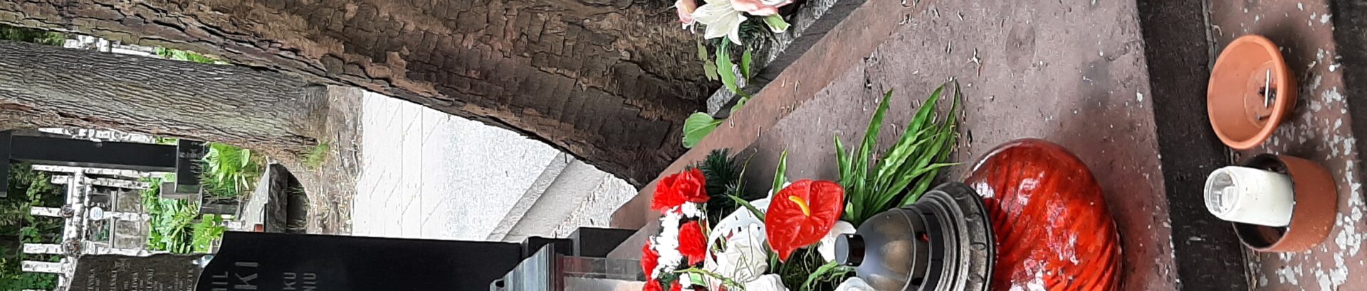 Kwiaty złożone na grobie naszego patrona