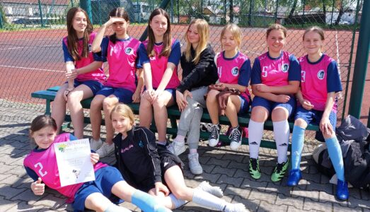Dziewczęta z SP1 w Dobczycach na Powiatowych Igrzyskach w Piłce Nożnej w Myślenicach
