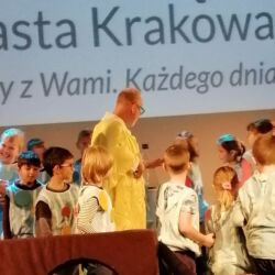 Uczniowie uczestniczą w przedstawieniu przygotowanym przez Wodociągi Miasta Krakowa