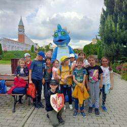 Uczniowie klas drugich na wycieczce w Inwałdzie